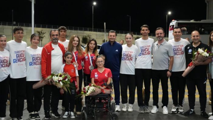 Şampiyon sporculara coşkulu karşılama